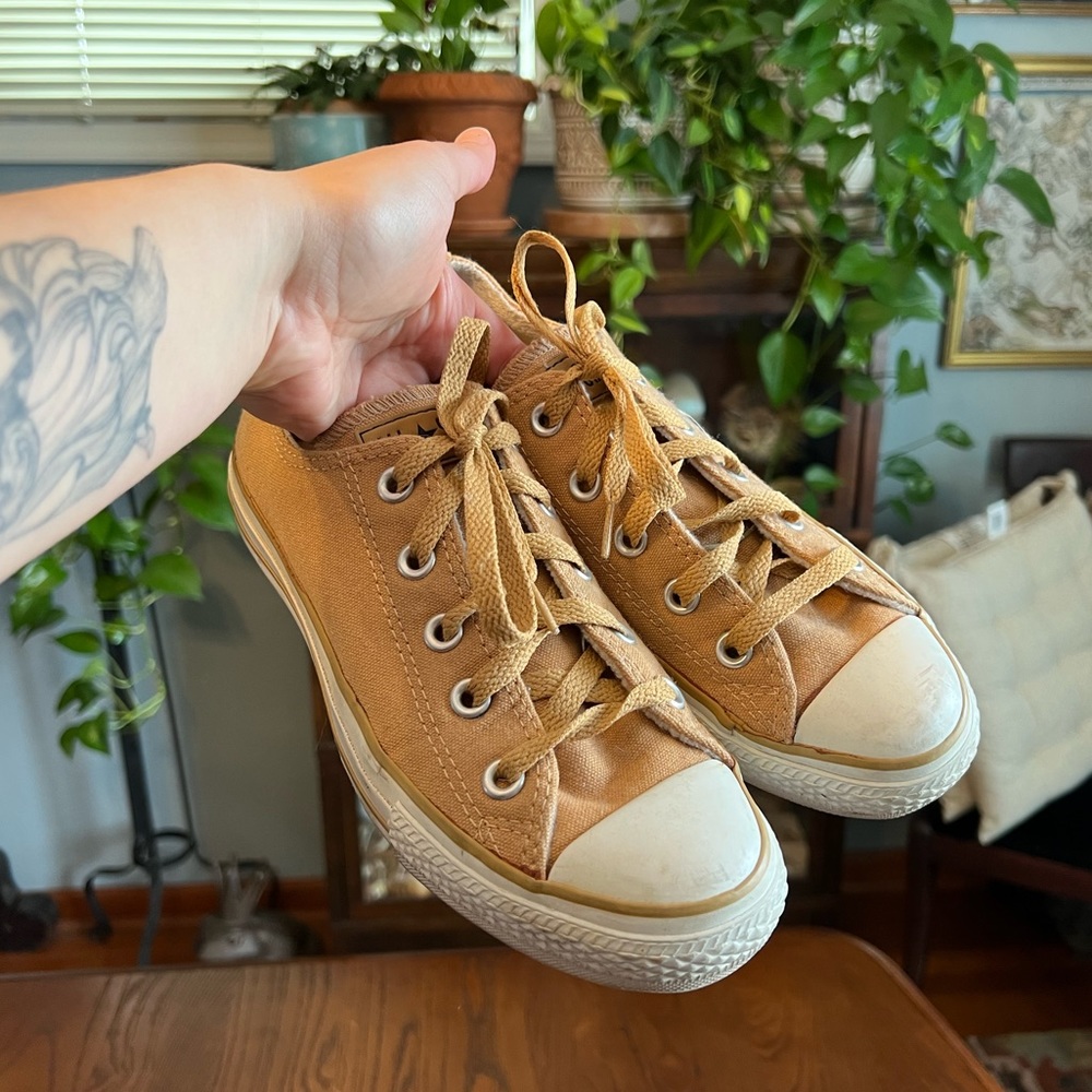 tan low top converse